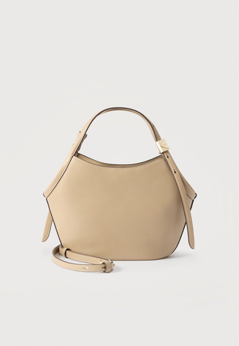 Μπεζ δερμάτινη τσάντα χειρός με κοντή λαβή και ρυθμιζόμενο μακρύ ιμάντα, με λεπτομέρεια πόρπης σε χρυσό τόνο στη λαβή.