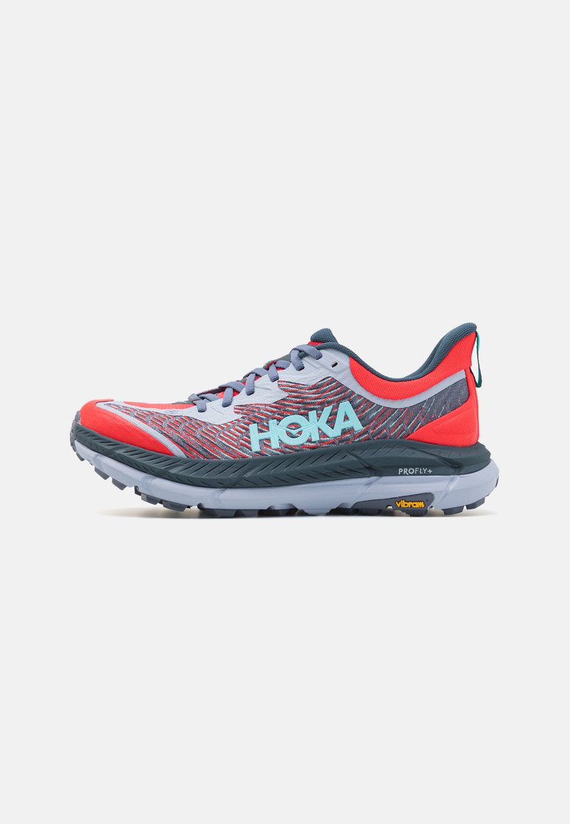 HOKA hardloopschoenen met een lichtgewicht, gestructureerd bovenwerk in rood, grijs en blauw; gevoerde zool met Vibram®-tractie en reflecterende accenten.