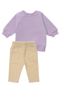 Lilafarbener Sweatshirt mit gerippten Bündchen und Kragen, kombiniert mit beigen, gerippten Hosen mit elastischem Bund und Gesäßtasche.