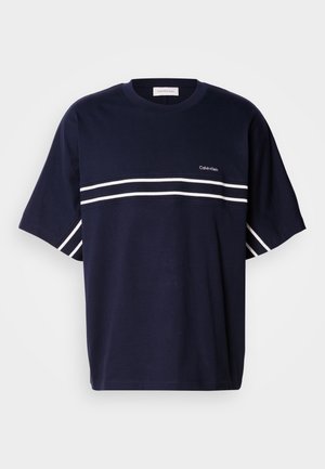 Marineblå bomulds-T-shirt med korte ærmer, med to hvide vandrette striber over brystet og et lille logo foran.