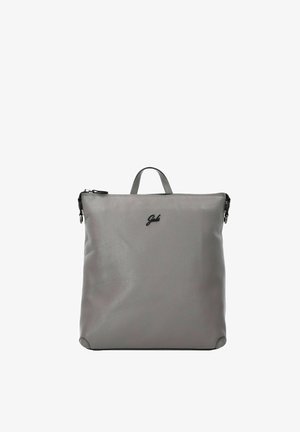 Sac à dos en cuir gris à la texture lisse, fermeture éclair, poignée supérieure, et un logo discret à l'avant. Forme carrée, design minimaliste.