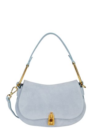 Sac à main en daim bleu clair avec rabat incurvé, fermoir doré et bandoulière amovible avec ferrures dorées.