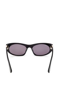 Occhiali da sole rettangolari neri con lenti scure e aste sottili, mostrati frontalmente su sfondo bianco.