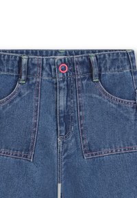 Jeans in denim di colore blu scuro, con cuciture rosa, bottoni rossi a forma circolare e due tasche frontali. Tessuto resistente e dalla texture resistente.