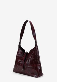 Bolso de hombro de cuero burdeos con un patrón de cocodrilo texturizado, correa ancha y cierre superior seguro. Suave, forma estructurada que mejora la funcionalidad.