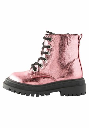Bottine métallisée rose brillante à lacets avec semelle épaisse en caoutchouc noir et lacets noirs, vue de côté sur fond blanc.