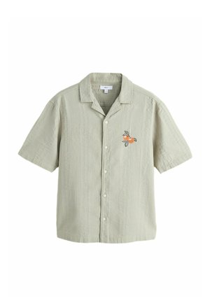 Lysegrøn kortærmet skjorte med knapper og en lille orange frugt og bladembroidery på venstre bryst.