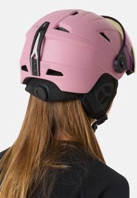 Roze skihelm met een matte afwerking, verstelbare vizier, ventilatiesleuven en een zwarte gevoerde kinband voor een veilige pasvorm.