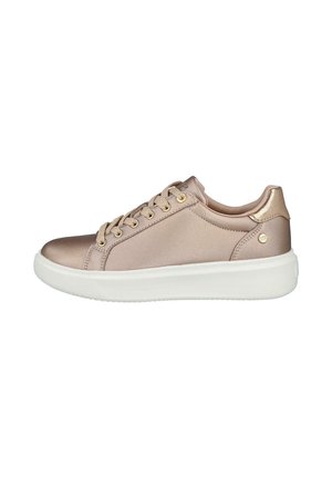 Zapatilla baja metalizada beige con ojales dorados, suela blanca gruesa y cuello acolchado sobre fondo blanco.