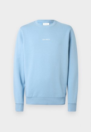 Hellblauer Pullover aus weichem Stoff mit Rundhalsausschnitt, gerippten Bündchen und dem weißen Schriftzug "LES DEUX" auf der Brust.