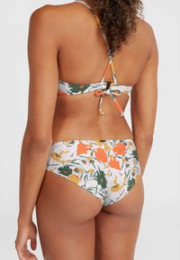 Balta bikinis su oranžinėmis, geltonomis ir žaliomis gėlėmis. Reguliuojamos petnešėlės su metaliniu užsegimu. Minkšta medžiaga; žemas užpakalio padengimas.