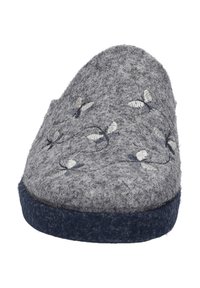 Chausson en feutre gris avec un motif floral brodé, forme arrondie et semelle texturée bleu marine. Construction simple avec une texture douce.
