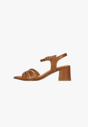 Sandale en cuir marron à bout ouvert avec boucle à la sangle de cheville et talon bloc, dotée de trois brides avant et d'une semelle intérieure rembourrée.