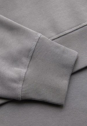 Grauer Sweatshirtstoff mit einem gerippten Bündchen. Die Textur ist glatt mit weichen Nähten und präsentiert sich in einer einfarbigen Ausführung ohne Muster.