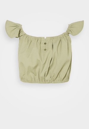 Blouse courte vert clair avec encolure élastique dégageant les épaules, manches courtes à volants, trois boutons à l'avant et ourlet élastique.