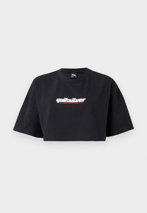 Camiseta de cropped negra, de manga corta, hecha de algodón. En el frontal se muestra el logotipo "Quiksilver Boarding Company" en blanco y rojo.
