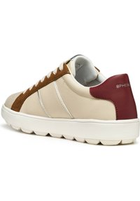 Sneaker in pelle beige con dettagli in suede marrone, suola bianca, punta rotonda e cappuccio del tallone color bordeaux con la scritta "SPHERIC."