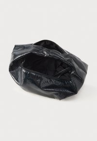 Czarna błyszcząca torba o teksturowanej, pogniecionej powierzchni. Otwór u góry zamykany na zamek; minimalistyczny design wnętrza; miękka, elastyczna forma.