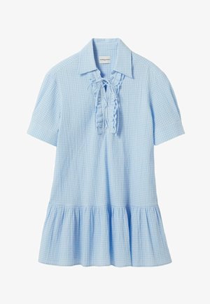 Vestido azul claro de manga corta con pequeño estampado de cuadros, cuello con volantes, detalle de lazo en el escote y bajo fruncido.