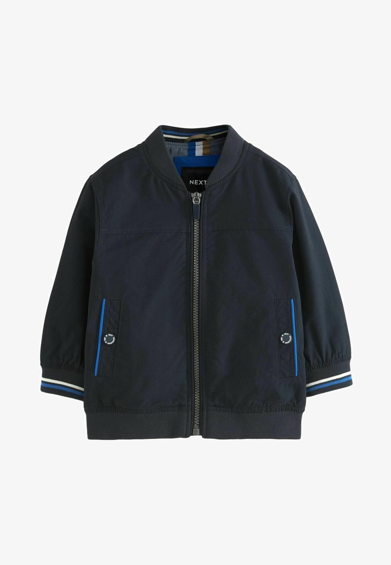 Jūras kara flote bumbvedēja jaka ar rāvējslēdzēju priekšā, sānu kabatām un ribinātiem piedurkņu galiem. Iezīmētas ar zilām un baltām akcentu svītrām uz piedurkņu galiem un apkakles.