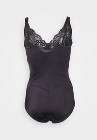 Fekete bodysuit csipke díszítéssel a nyaknál, állítható pántokkal, sima textúrával és testhezálló kialakítással. A háttér fehér.