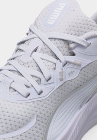 Αθλητικό παπούτσι ανοιχτό γκρι με διαπνέον δίχτυ, πολλαπλούς δεμένους κορδόνια και μαλακή σόλα με υφή και ετικέτα "Fit+" στο πλάι.