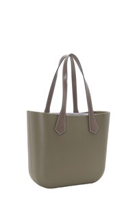 Olijfgroene totebag met een gladde oppervlakte, voorzien van bruine leren handvatten en een gepatterneerde binnenkant. Het ontwerp is minimalistisch zonder extra accenten.