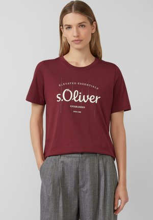 T-shirt en coton bordeaux avec marquage "s.Oliver" en crème, col rond et manches courtes, associé à un pantalon à rayures grises.