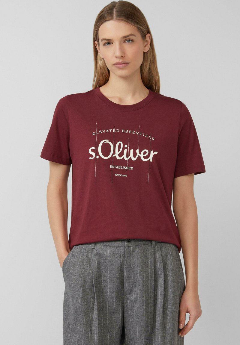 T-shirt en coton bordeaux avec marquage "s.Oliver" en crème, col rond et manches courtes, associé à un pantalon à rayures grises.