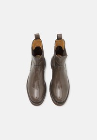 Brune lær ankle støvler med en blank finish, elastiske sidepaneler og drageløkker, med en rund tå og teksturert såle.