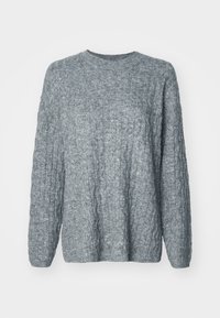Grauer Strickpullover mit Kabelmuster, langen Ärmeln und Rundhalsausschnitt, auf einem schlichten weißen Hintergrund präsentiert.