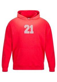 Červená mikina s kapucí s gradientním efektem, na přední straně velké šedé číslo "21", přední kapsa a žebrované manžety a lem.
