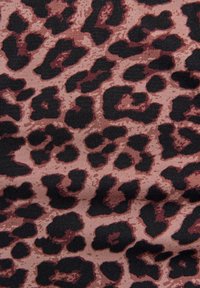 Tissu à imprimé léopard avec une surface texturée et côtelée. Fond principalement rose avec des taches léopard noires et marron foncé.