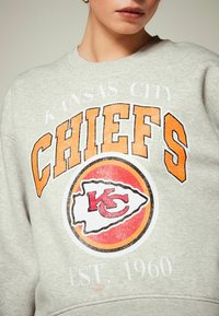 Next NFL AMERICAN LICENSE HEAVYWEIGHT GRAPHIC SLOGAN  - Melegítőfelső - grey marl kansas chiefs