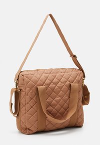 Sac à épaule matelassé beige avec poignées doubles, bandoulière réglable et accents en métal doré. Texture lisse avec un design en motif de diamant.