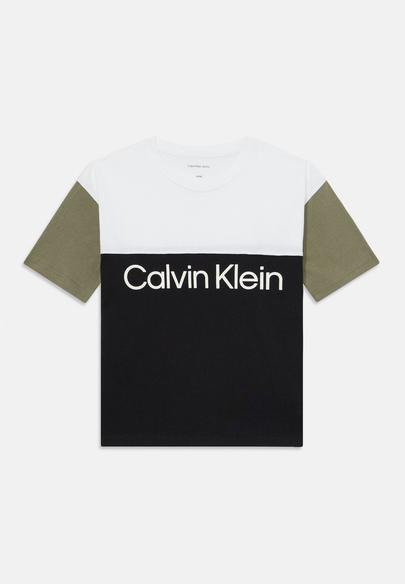 T-shirt color-blocké avec des sections blanches, vert olive et noires. L'avant affiche le logo "Calvin Klein" en lettres blanches sur un tissu noir.