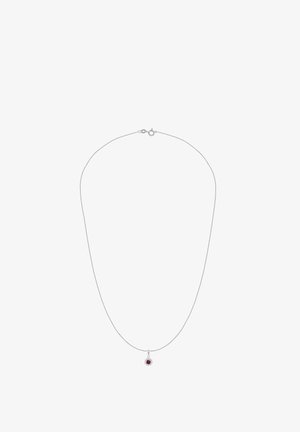 Srebrny naszyjnik z łańcuszkiem, z rubinową czerwoną zawieszką w kształcie rozbłysku słońca, prezentujący misternie wykonane detale wokół kamienia szlachetnego.