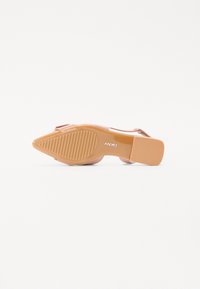 Ροζ πατέντα δερμάτινες γατούλες με μυτερή μύτη και τετράγωνη φτέρνα. Υφασμάτινη σόλα με κατακόρυφες αυλακώσεις; ορατό λογότυπο της μάρκας.