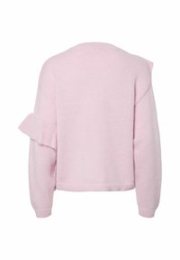 Różowy, dziergany sweter o krótkim kroju, z prążkowanymi mankietami i asymetrycznym wycięciem na lewym ramieniu z falbaną.