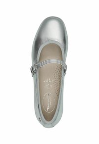 Ballerine métallique argentée avec un bout arrondi, une sangle ajustable et une semelle intérieure rembourrée. Texture lisse et design minimaliste.