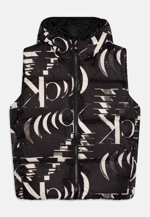 Czarna, pikowana kamizelka bez rękawów z kapturem, ozdobiona białymi abstrakcyjnymi wzorami geometrycznymi i literowymi, z przednim zamkiem błyskawicznym.