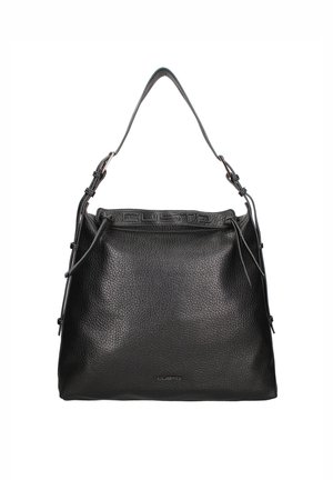 Borsa a spalla in pelle nera con finitura texturizzata, tracolla regolabile, apertura arricciata e nome del marchio impresso sulla parte superiore.