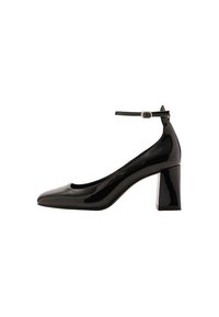 Schwarze Lackleder-Pumps mit Knöchelriemen und glänzender Oberfläche, spitzer Zehenform und dickem Blockabsatz. Sanfte Textur, minimalistische Details.