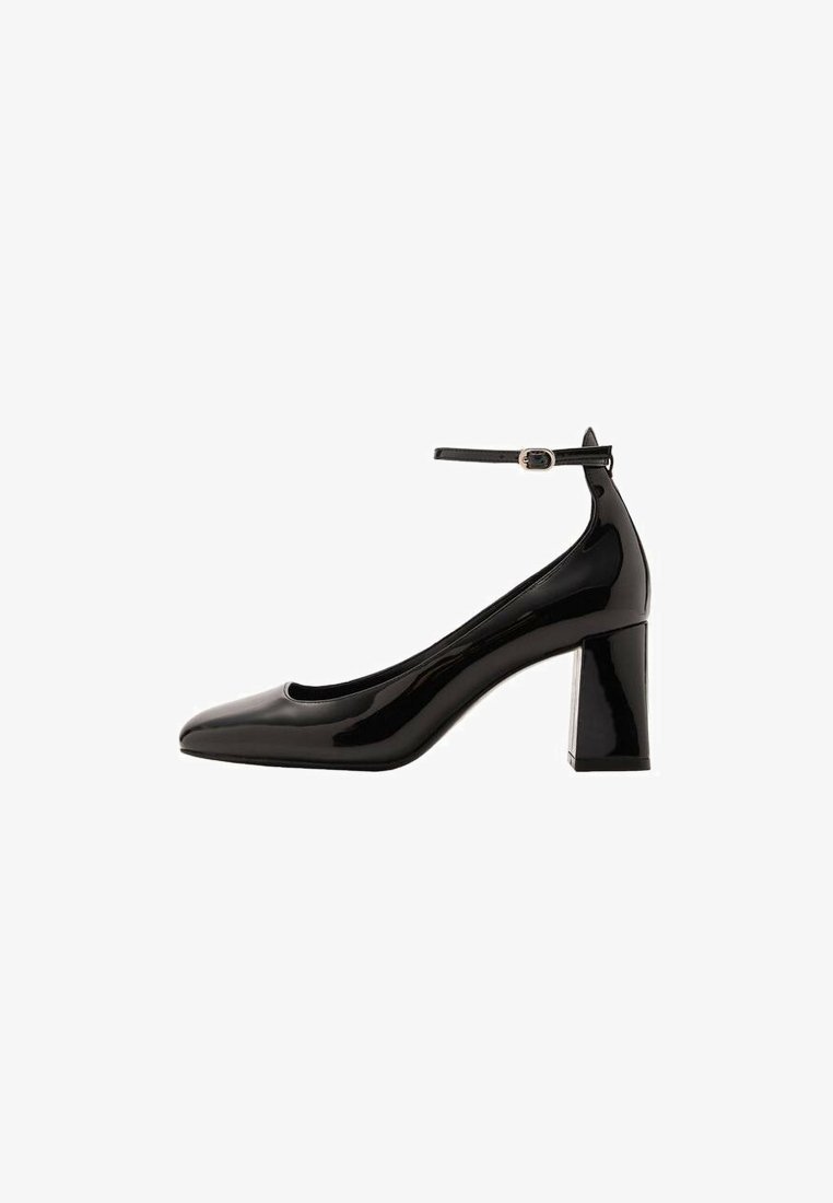 Schwarze Lackleder-Pumps mit Knöchelriemen und glänzender Oberfläche, spitzer Zehenform und dickem Blockabsatz. Sanfte Textur, minimalistische Details.