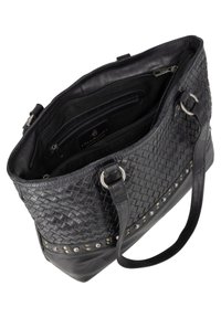 Czarna skórzana torba typu tote z plecioną teksturą, srebrnymi ćwiekami i zamykaną na zamek komorą. Posiada podwójne uchwyty do wygodnego noszenia.
