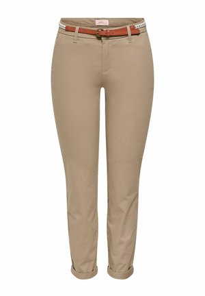 Beiget istutetut housut, joissa on käännetyt lahkeet ja ohut ruskea vyö, jossa on kultainen pyöreä solki, valkoisella taustalla.