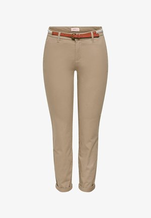 Beżowe dopasowane spodnie z podwiniętymi mankietami i cienkim brązowym paskiem z okrągłą złotą klamrą, prezentowane na białym tle.