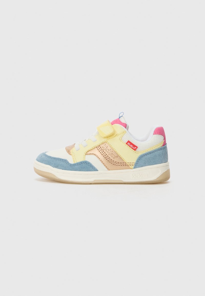Baskets colorées avec un mélange de blanc, jaune, bleu, rose et accents métalliques. Présentent une lanière à crochets et des surfaces texturées.