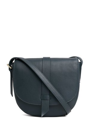 Donkergroene leren schoudertas met een klep sluiting, verstelbare strap en een eenvoudige, gladde textuur. Heeft een minimalistisch ontwerp.