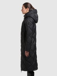 Sort quiltet lang frakke med hætte, der har et diamantmønster, sidelommer og lynlåslukning foran. Glat, puffet tekstur.